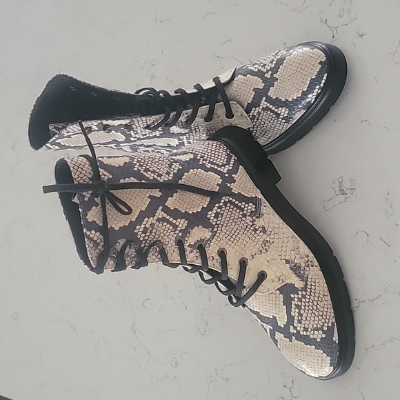 Stuart Weitzman snakeskin Python embossed leather combat boots size 6.5 - Picture 4 of 11